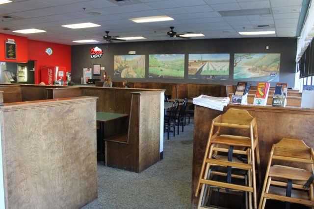 Pizza Plus in Escalon's large dining area