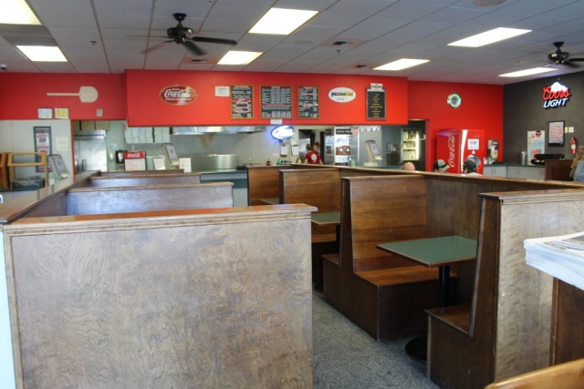 Pizza Plus in Escalon's large dining area