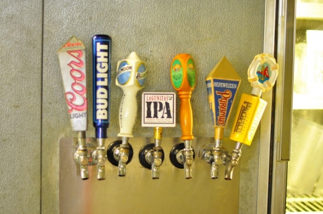 Pizza Plus in Escalon serves beer